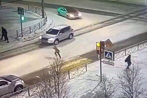 Ребёнок поскользнулся и попал под колёса автомобиля в Салехарде