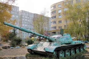 Взрослые игрушки на детских площадках (12 фото)