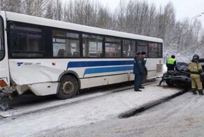 Авария дня. В Тобольске легковушка лоб в лоб столкнулась с рейсовым автобусом