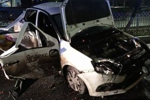 Авария дня. В Челнах таксист влетел в ограждение и его зажало в салоне