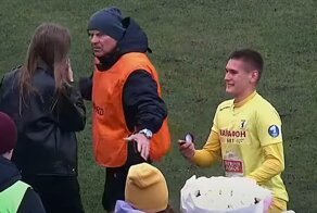 Стюард помешал футболисту сделать предложение девушке во время матча