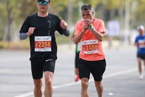 Китаец пробежал марафон за три с половиной часа с сигаретой в зубах