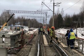 В Перми водитель самосвала ехал с поднятым кузовом и врезался в железнодорожный путепровод