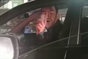 «Я тебя найду, чёрт!»: в Иркутске полицейские задержали автохама и отправили его BMW на штрафстоянку