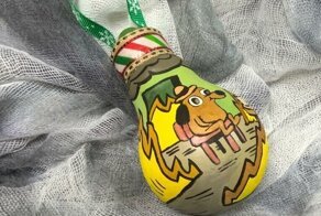 Мужчина делает ёлочные игрушки из перегоревших лампочек