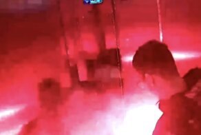 Парень в лифте выстрелил себе в штаны сигнальной ракетой