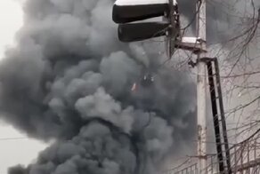 В Москве полыхает склад в самом центре города
