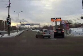 Права получены, ездить не научены: глупое ДТП из Екатеринбурга