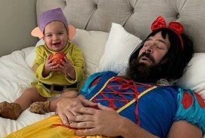 Папа развлекает двух дочек костюмированными фотосессиями