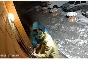 Не смогли: неудачная попытка парней проникнуть в подъезд дома