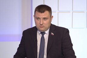 "Этот сломался - несите другого": воронежский депутат "завис" в прямом эфире после вопроса о новогодних ёлках