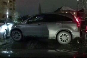 Женщина паркуется, и пусть весь мир подождёт