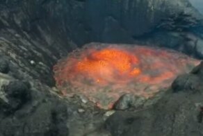 Страшно красиво: на Камчатке началось извержение вулкана