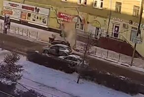 В Омске светофорный столб спас пешеходов от серьёзных травм
