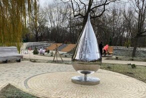 Власти Кубани устали от сравнения скульптуры с секс-игрушкой и решили отпилить ей ножку