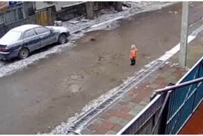 В Новосибирске двухлетний малыш сбежал из садика через дырку в заборе