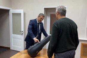 Пригожин передал Европарламенту кувалду в футляре от скрипки