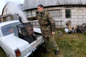 Белорус переоборудовал свою «Волгу», и теперь она работает на дровах