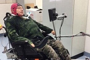 В США тестируют инвалидную коляску, которой можно управлять силой мысли