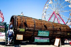 Гигантский дом на колесах из цельного ствола секвойи