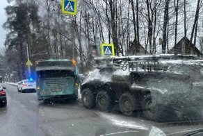 Авария дня. ДТП с автобусом и БТР в Санкт-Петербурге