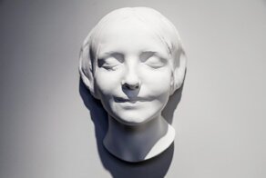 Как "незнакомка из Сены" стала самой целуемой женщиной в мире?