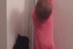 Самая милая команда на свете: кот помог малышке открыть дверь