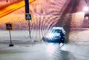 Женщина как будто намеренно бросилась под колёса автомобиля