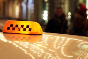 "Верни пиво, кучер!": водителя "Яндекс-такси" уволили из-за отказа возвращать забытый клиенткой алкоголь