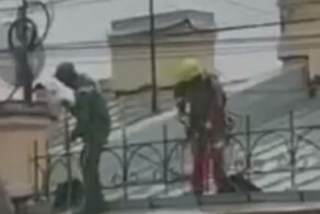 В Санкт-Петербурге коммунальщики целый час чистили невидимый снег