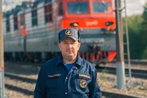 Пожарный трактором отбуксировал горящий локомотив от поезда и стал героем новой книги о подвигах