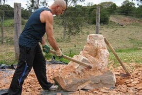 Скульптор-самоучка высек из камня подарок на День матери