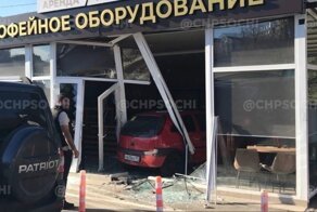 В Сочи дама за рулём перепутала педали и протаранила магазин