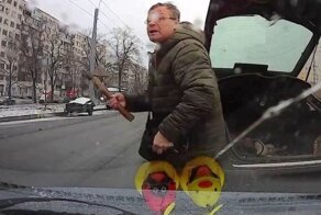 Сколько же больных на дороге развелось: агрессивный «шкодник» с топором из Санкт-Петербурга