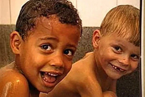 Один белый, другой чёрный – как такое можно?