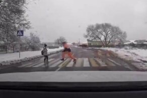 Герои среди нас: в белорусской глубинке мужчина спас ребёнка на пешеходном переходе