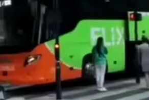 Во Франции толпа ограбила туристический автобус