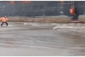 Отважный спасатель спешит на помощь
