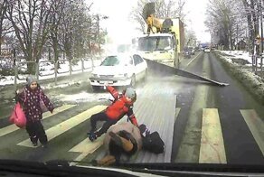 Один шаг до трагедии: металлические листы сбили с ног пожилую женщину и ребёнка