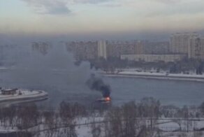 На Москве-реке горит жилое судно
