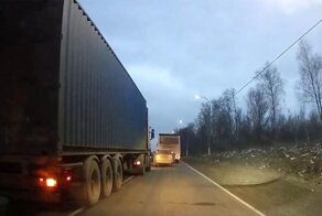 Расступись, холопы, барин едет! Дальнобойщик прёт по встречке