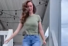 Девушка тестирует бюстгальтеры