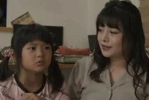 Женщина убедила свою 9-летнюю дочь сделать пластическую операцию, чтобы "стать красивее"