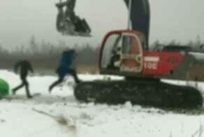 Как экскаваторщик с лихими ребятами дорогу не поделил