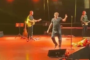 "Немножко приболел": Лепс распсиховался, бросил микрофон и ушёл с концерта, не взяв высокую ноту