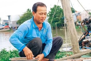 Вьетнамец приручил целую реку рыбок