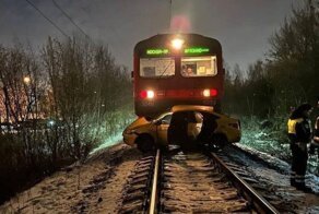 Авария дня. В Подмосковье таксист столкнулся с электричкой на ж/д переезде