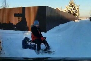 Ребёнок на санках с мотором попал под машину