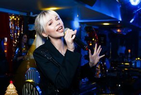 «У женщины просто настроение плохое было»: москвичка стала крушить караоке-бар, когда посетители запели на украинском языке