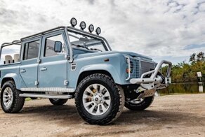 Этот крутой рестомод Land Rover Defender сочетает в себе мощь американского V8 и европейское чутье